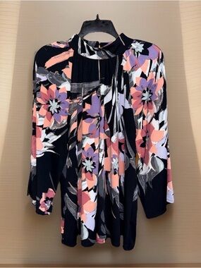 C Women's Floral Pleated Black Top w/Peach & Lavender Floral Accents-18/20W-EUC